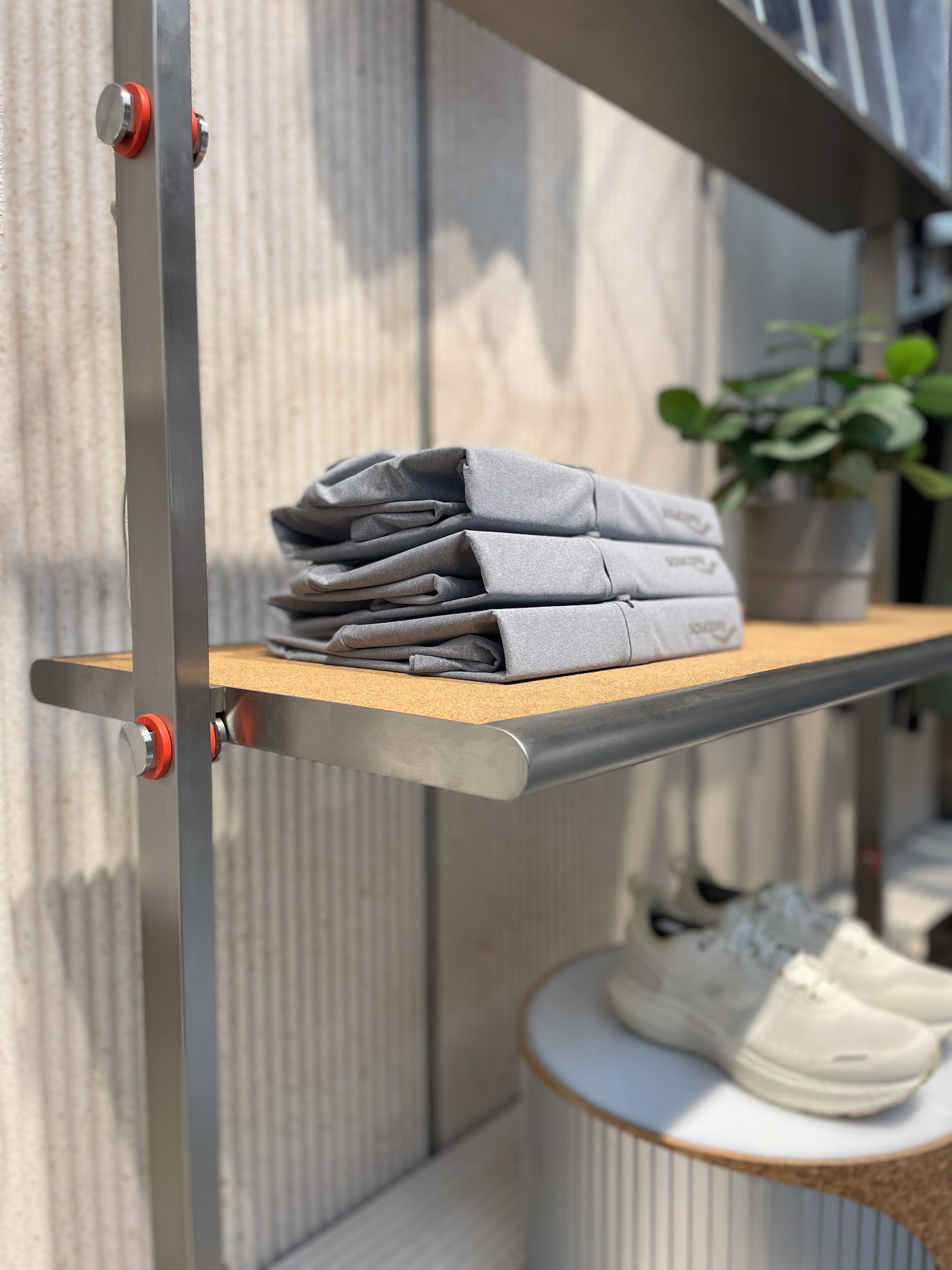 Saucony 新门店开业设计-48