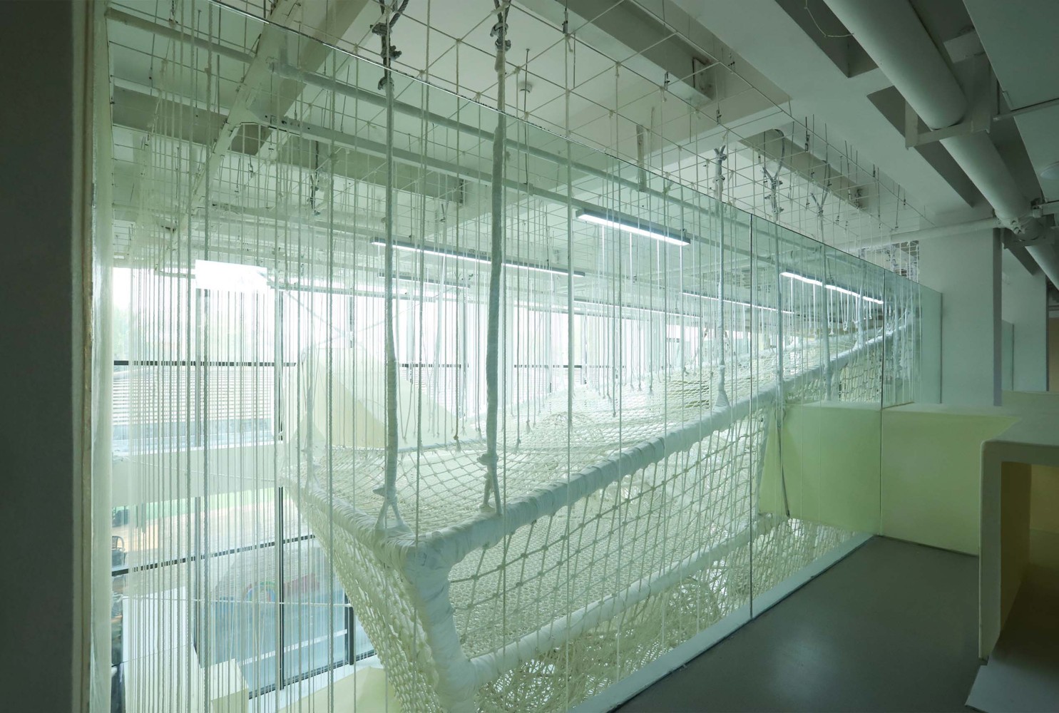 无建筑的幼儿园攀岩网-44