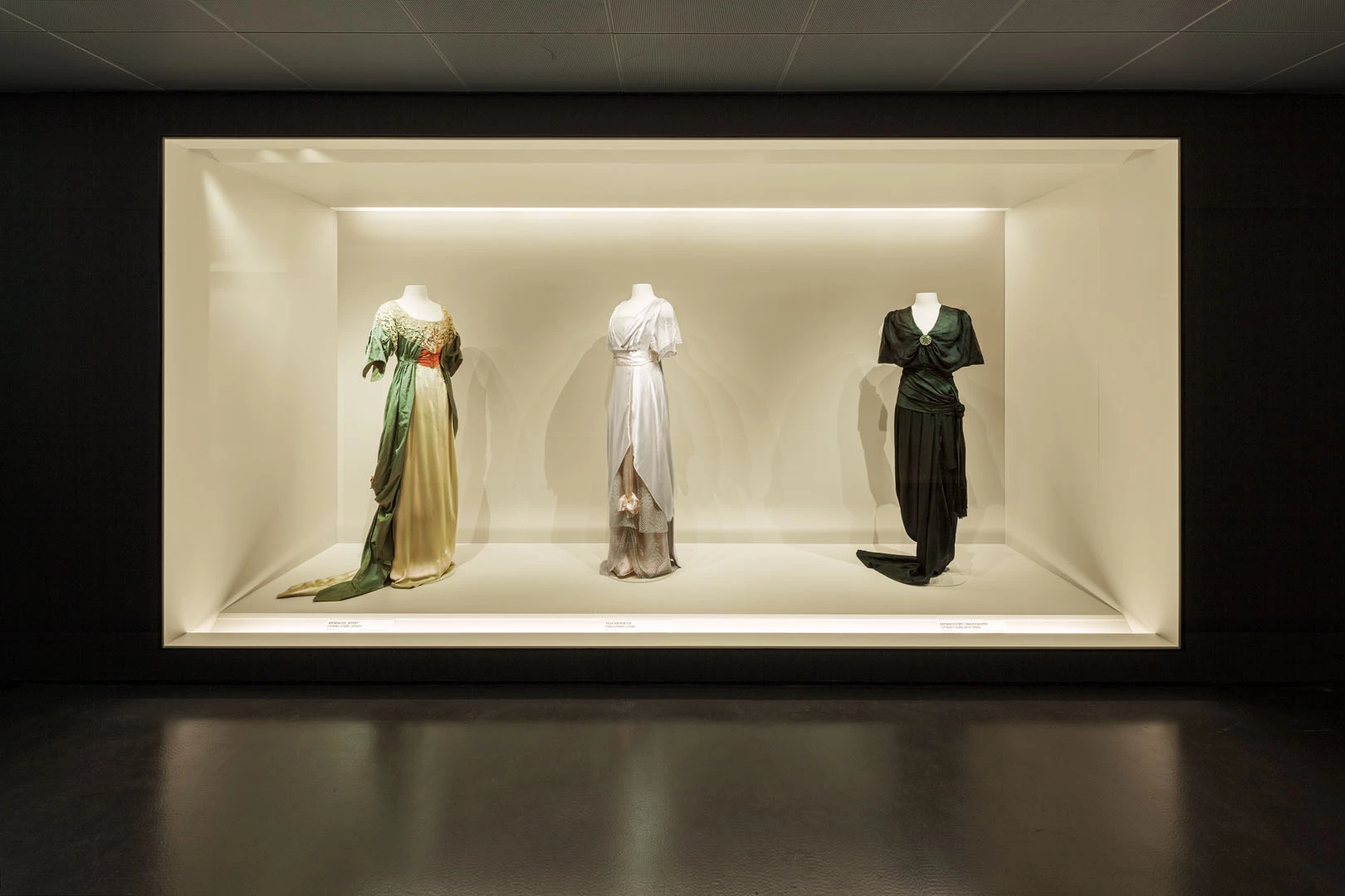 柏林应用艺术博物馆·灯光视觉与 KUEHN MALVEZZI 的展览设计-7