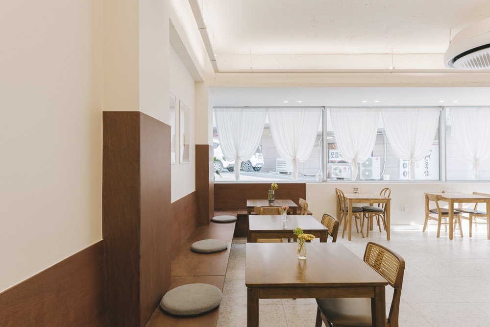 白色与木色，打造 21 平极简咖啡厅-9