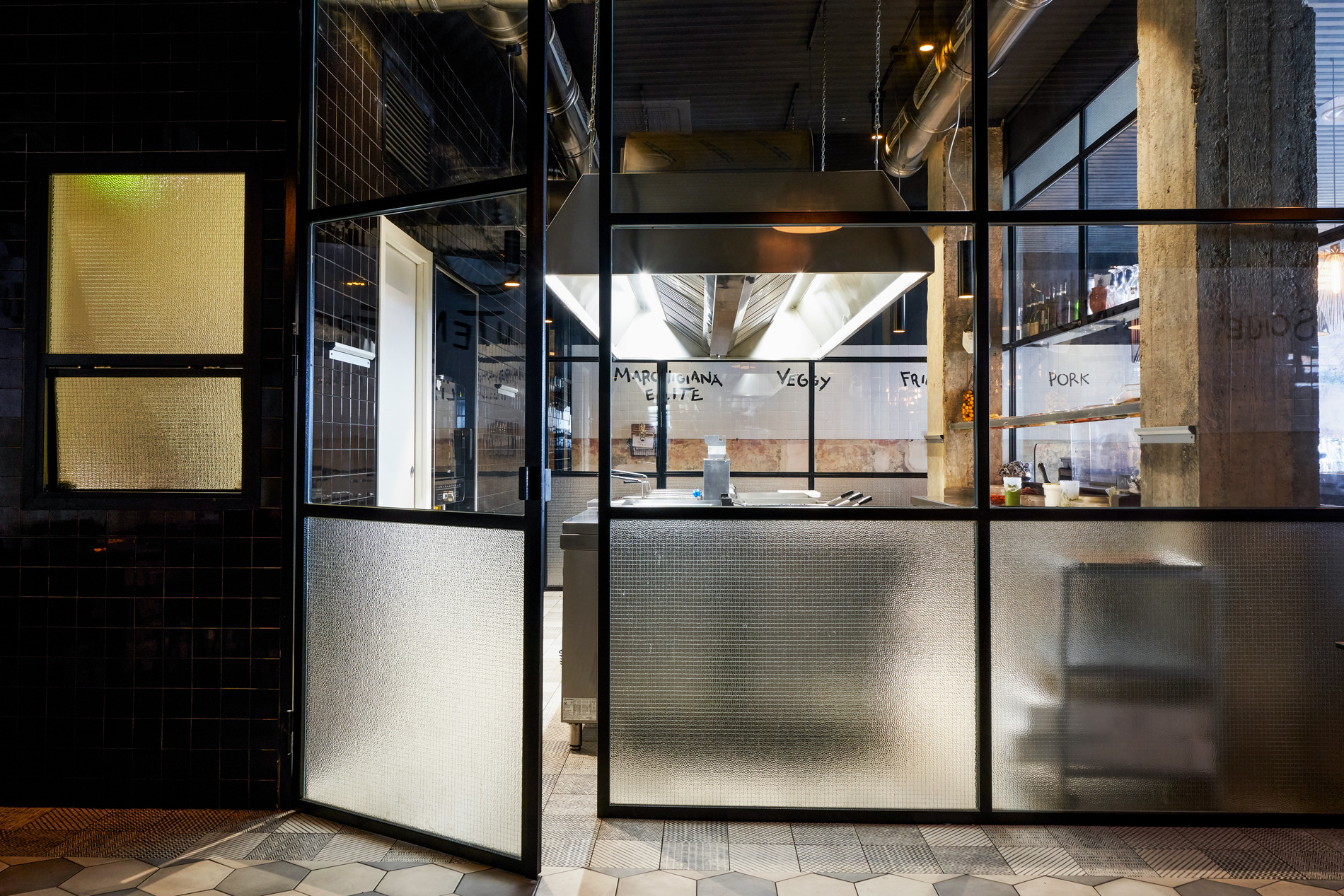 铁与火的烹饪艺术,打造独特汉堡空间-6