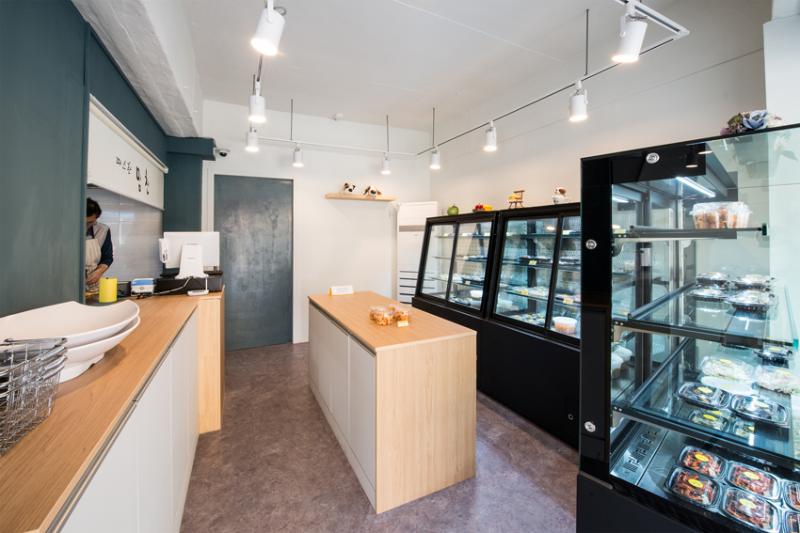 温馨舒适 12 平米半开放式咖啡厅设计-2