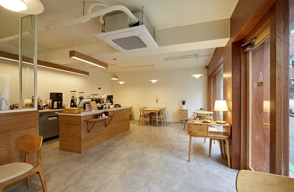 梦幻般的木质咖啡馆 | 13 平米的小空间大魅力-6