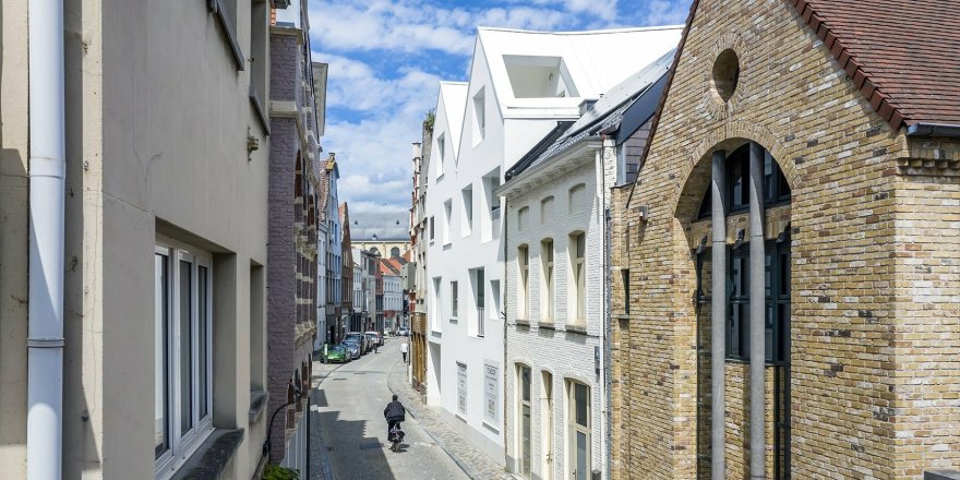 比利时 In de Stad 公寓 | 历史街区中的现代白色阶梯式屋顶建筑-12