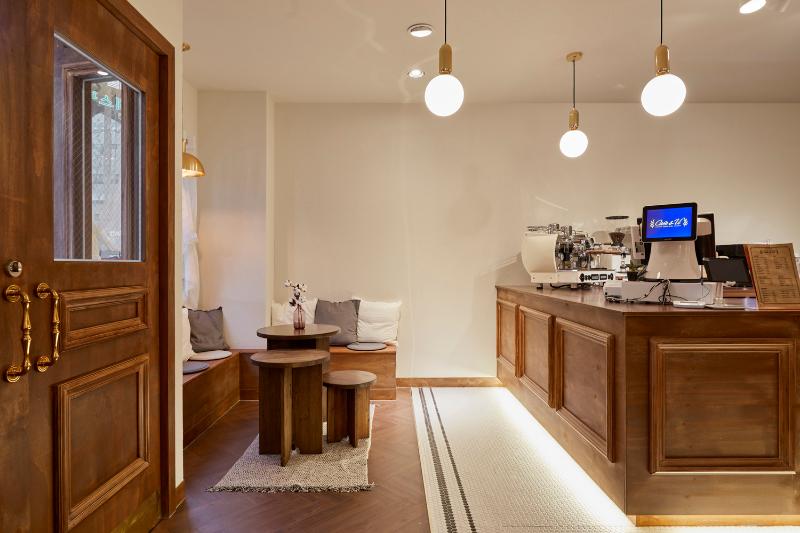 白色&木质风 15 坪咖啡厅设计，温馨舒适空间打造-10