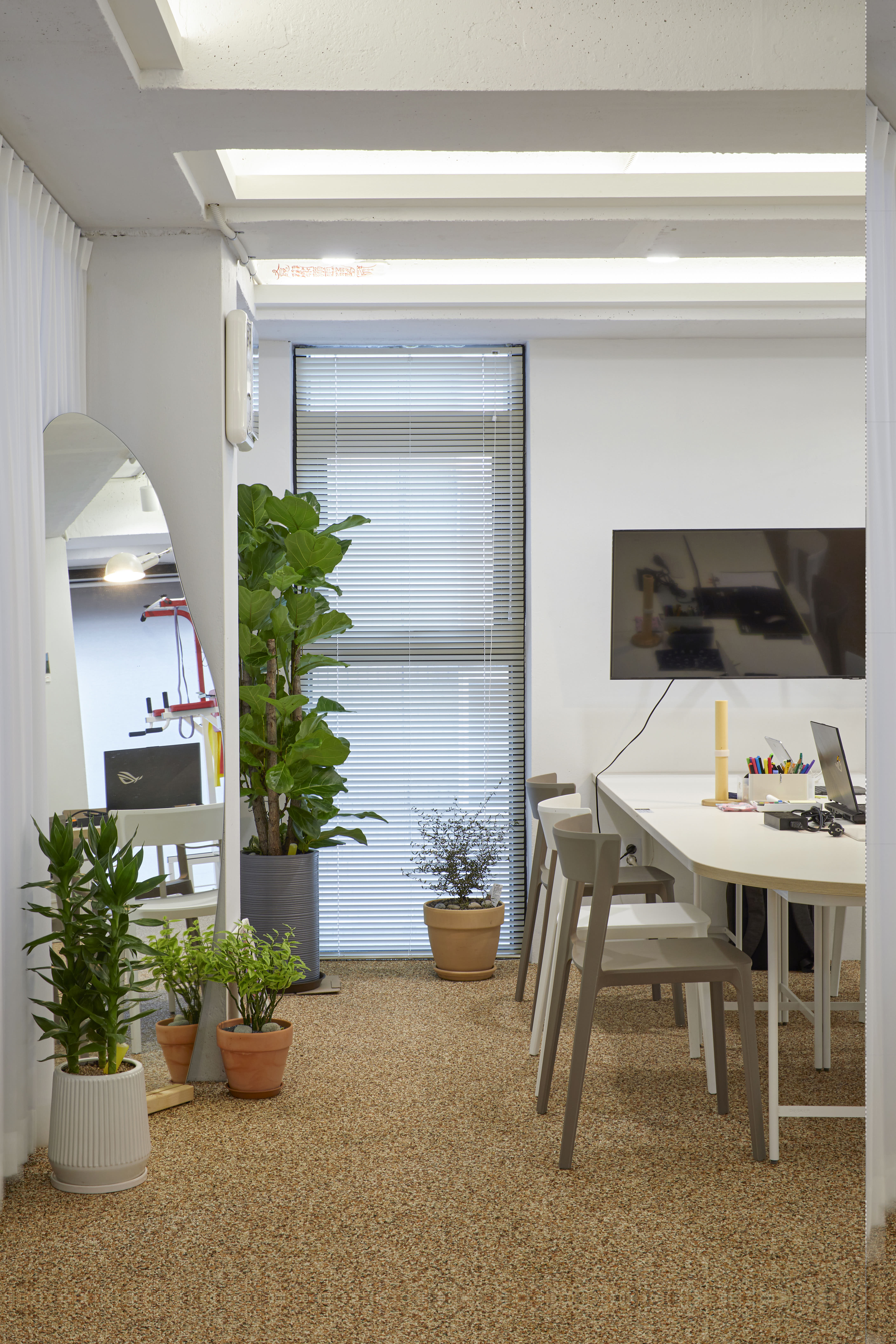 极简 24 平米办公空间设计-11