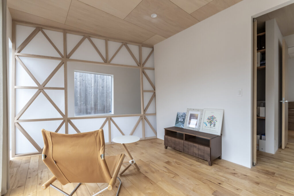 葉山に移り住み、人生が変わった――　ストーリーの詰まった“ふつうではない家” | Architecture | 100%LiFE-12