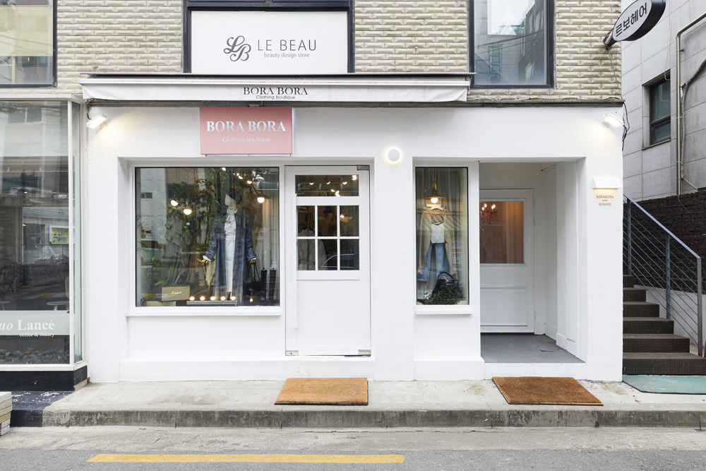 白色梦幻 | 20 平米迷你衣帽间的优雅设计-2