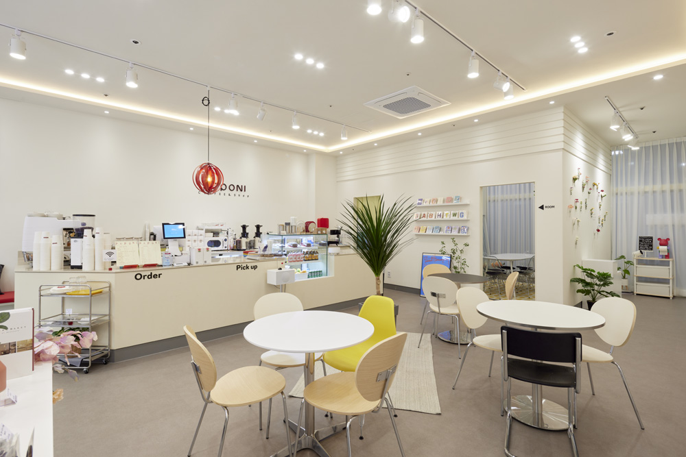 白色梦幻咖啡厅 | 31 平米的极简艺术空间-7