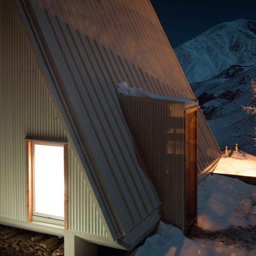 智利 A 字形尖顶别墅 | 山地建筑的简约之美-24