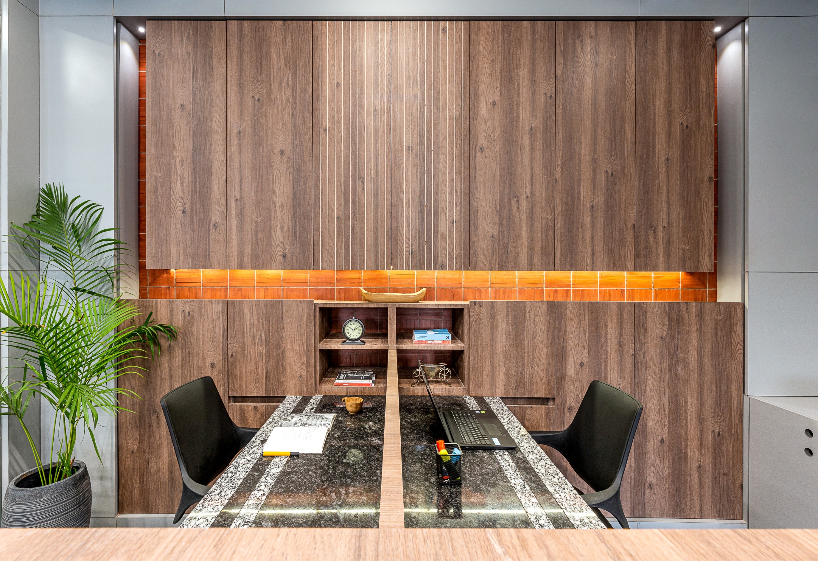 都市商业区中的自然元素办公室设计-18