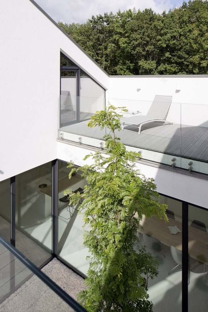 波兰南部森林中的现代简约住宅-27