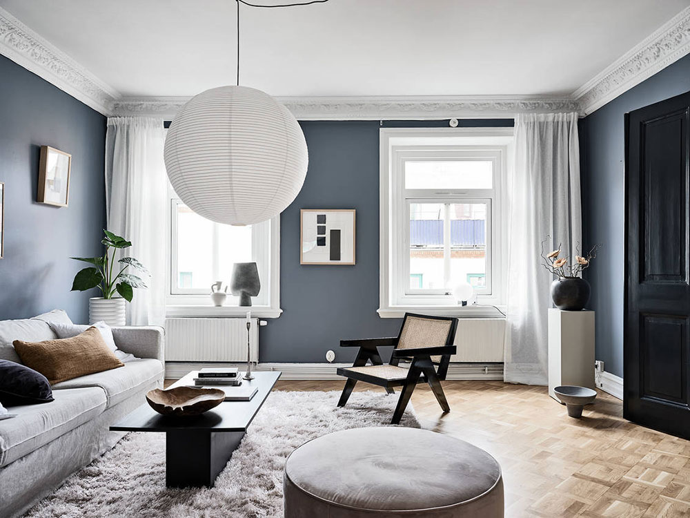 瑞典 70 平米蓝白公寓，深蓝墙面与白色装潢的完美搭配-2