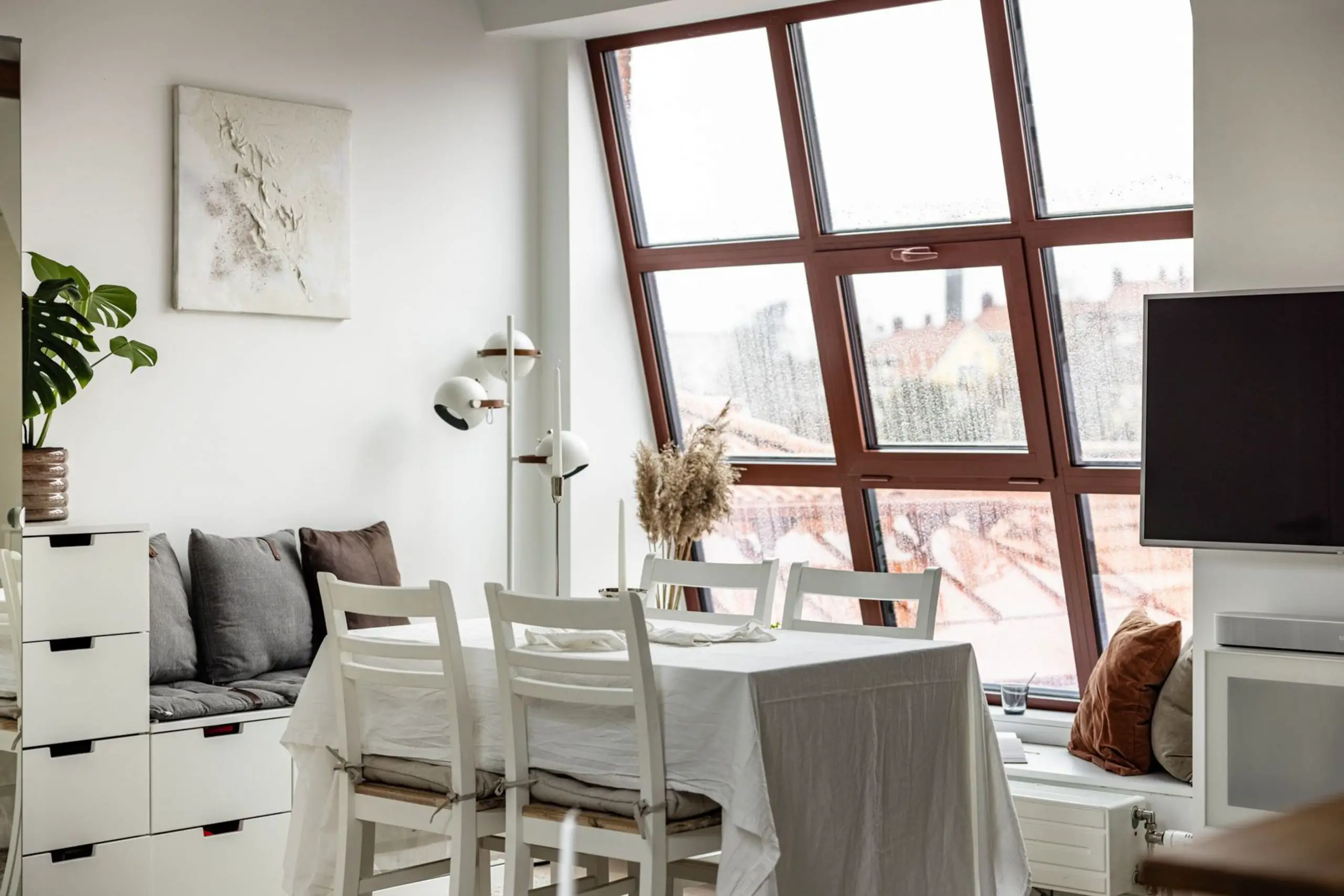 瑞典 38m2 顶层公寓 | 独特倾斜窗设计,空间明亮舒适-1