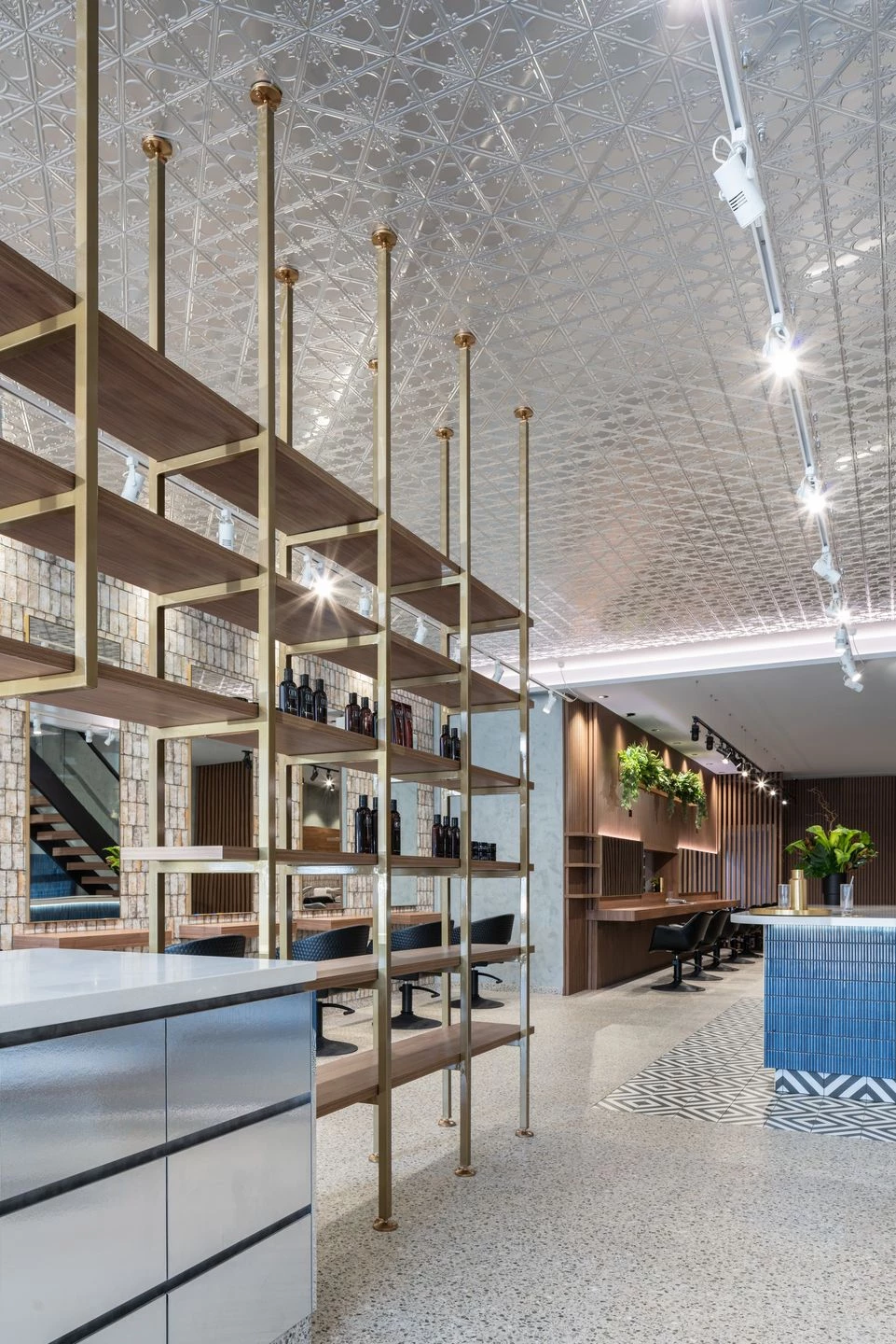 轮廓分明发型沙龙-23