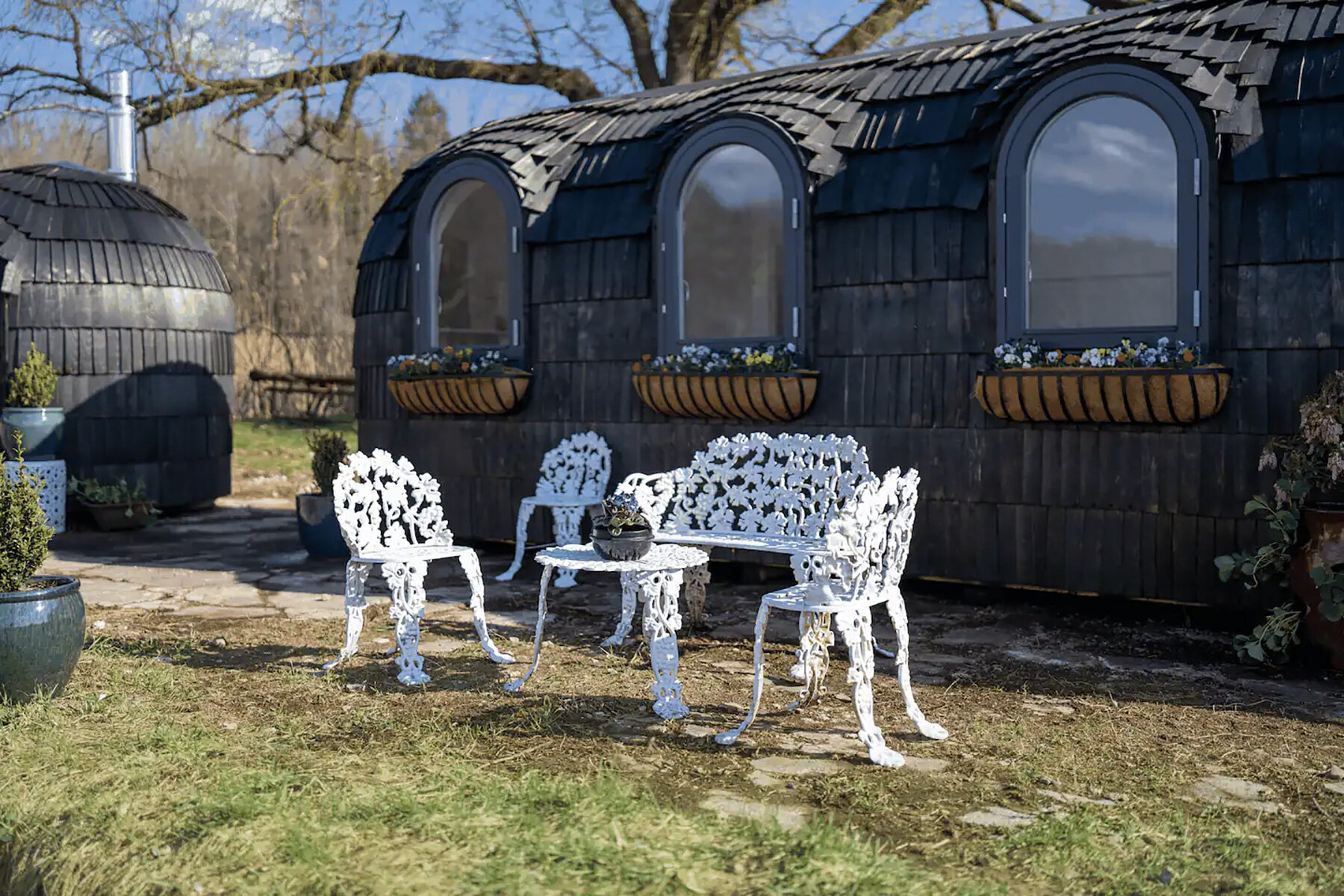 纽约上州“霍比特小屋” | 英式田园与复古 Airstream 的完美融合-19