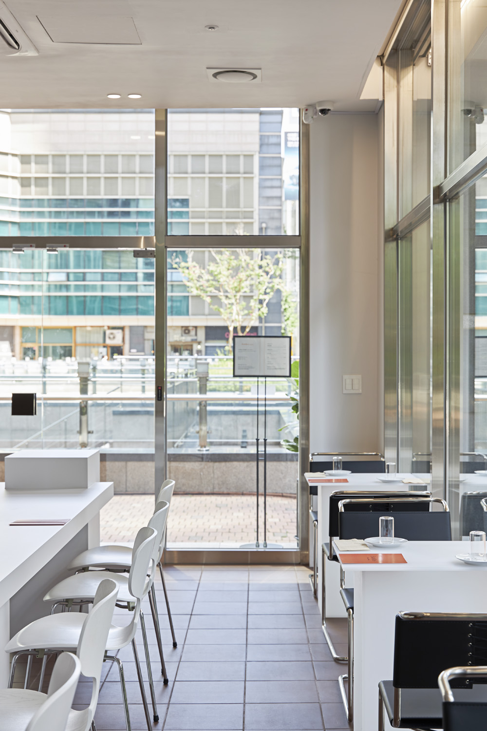 高级红酒店的优雅内饰设计-11