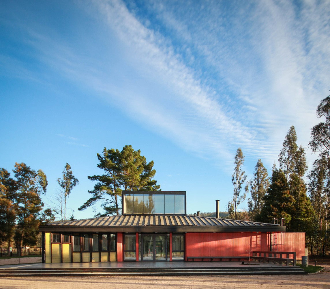 智利 Melirrehue 乡村学校 · 多功能中央庭院设计-11