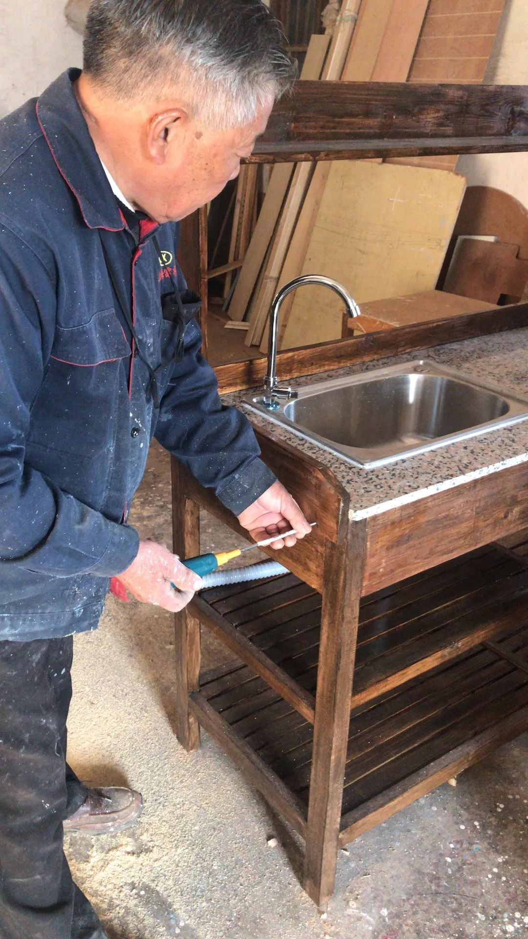 78岁爷爷改造荒废院子，为孙女建起一座花园-74