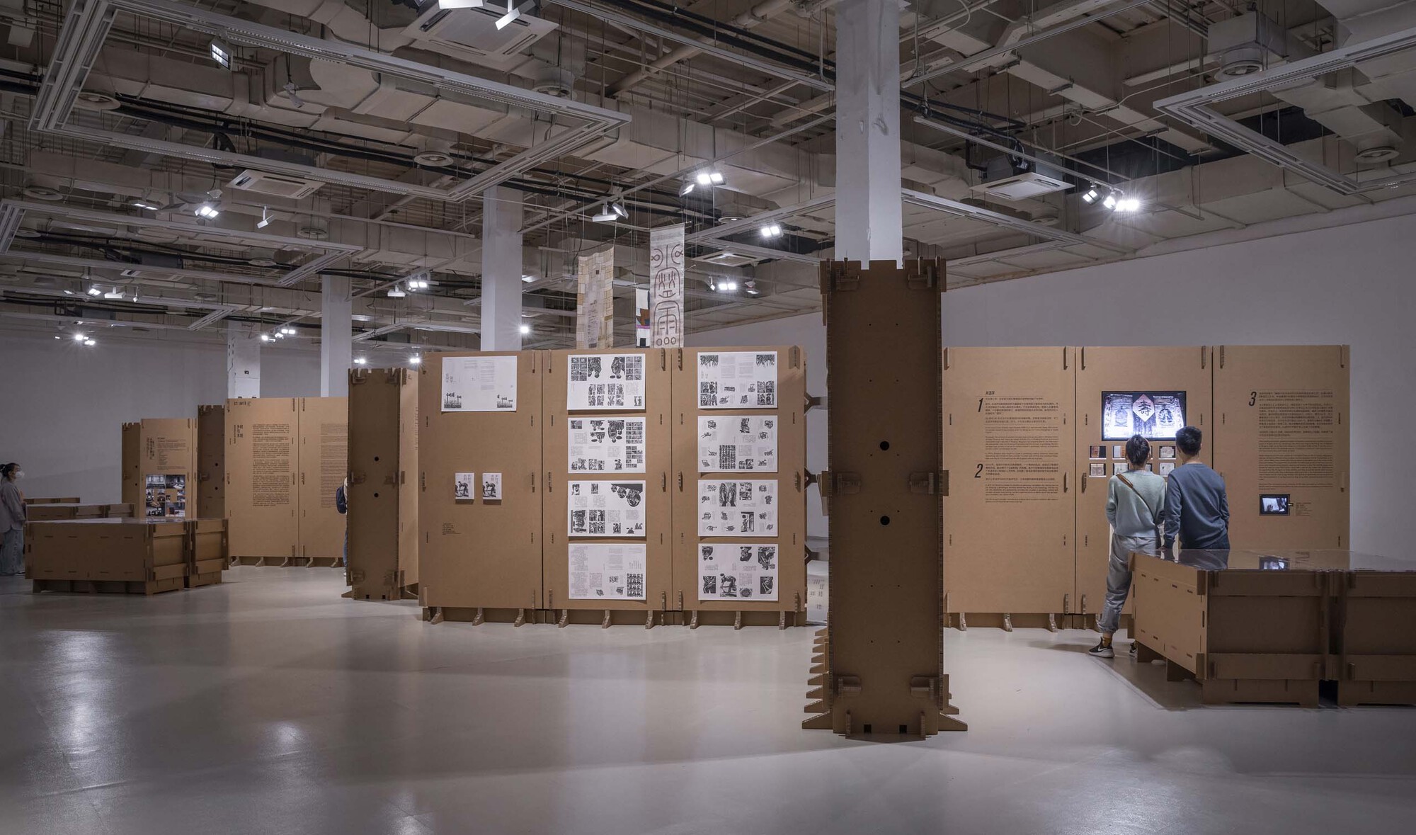 Exhibition Space Formed by Corrugated Cardboards / LUO studio-55