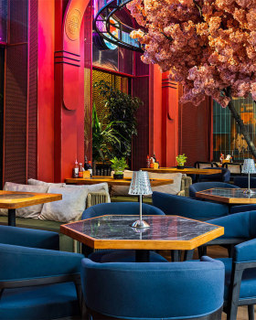 《干杯》布达佩斯丨匈牙利布达佩斯丨Sergiy Sarana等7人团队