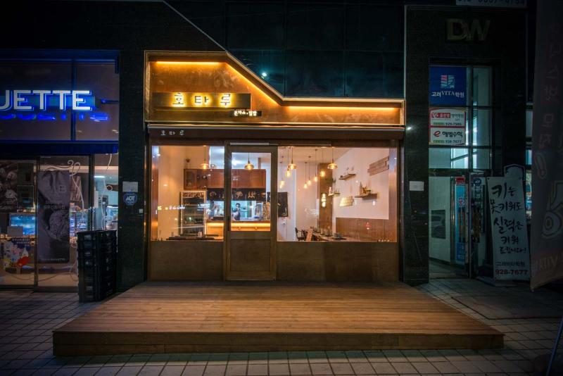 15 坪韩式快餐店 木质与灯光的完美结合-2