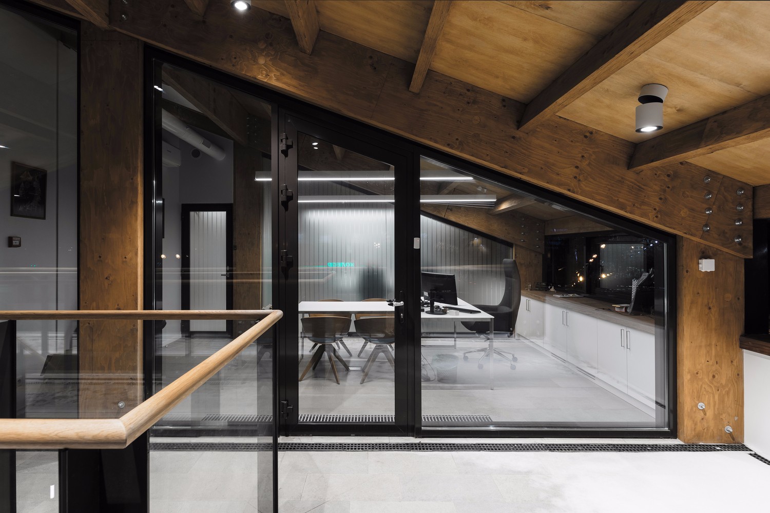 圣彼得堡市郊区的木质办公大楼-8