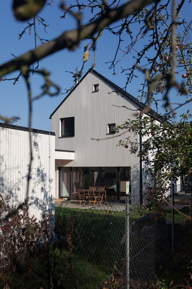 布拉格城市绿洲 · 家庭住宅与后院书房的共生设计-48