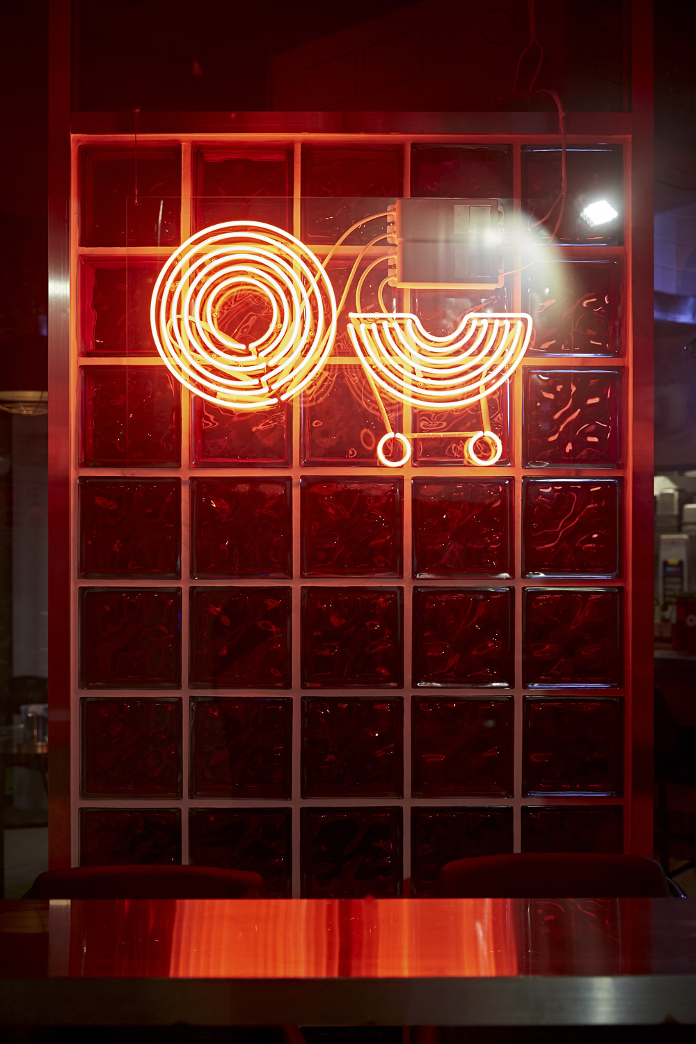 光影营造独特氛围的 18 坪小酒馆设计-19