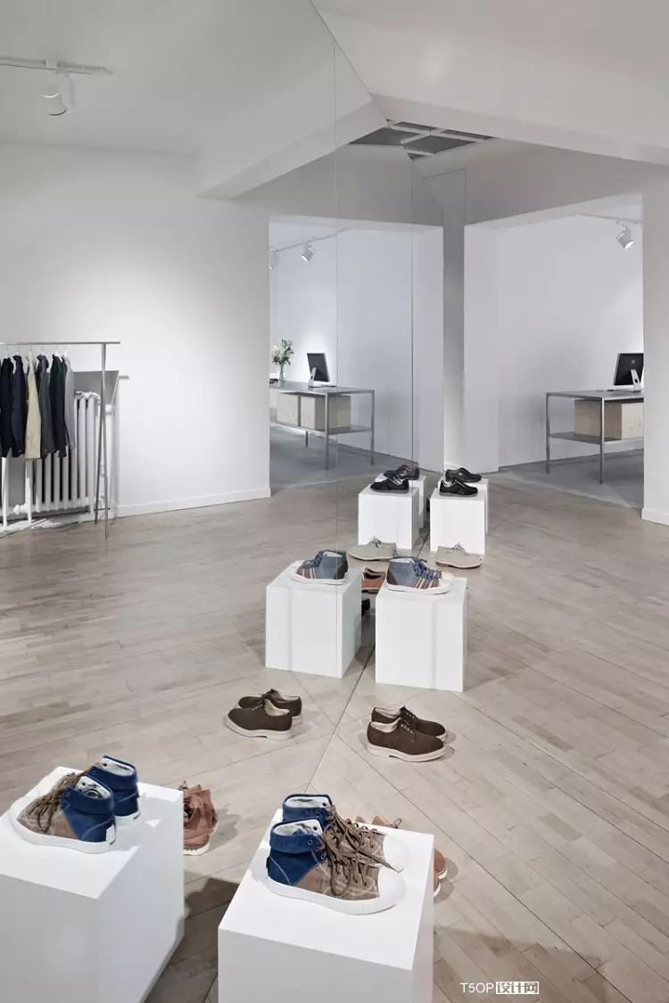 低调休闲时装零售店室内设计-14