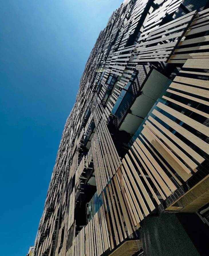 隈研吾的个人账号评论区沦陷了？因为他设计了一座酷似订书针的大楼？-29