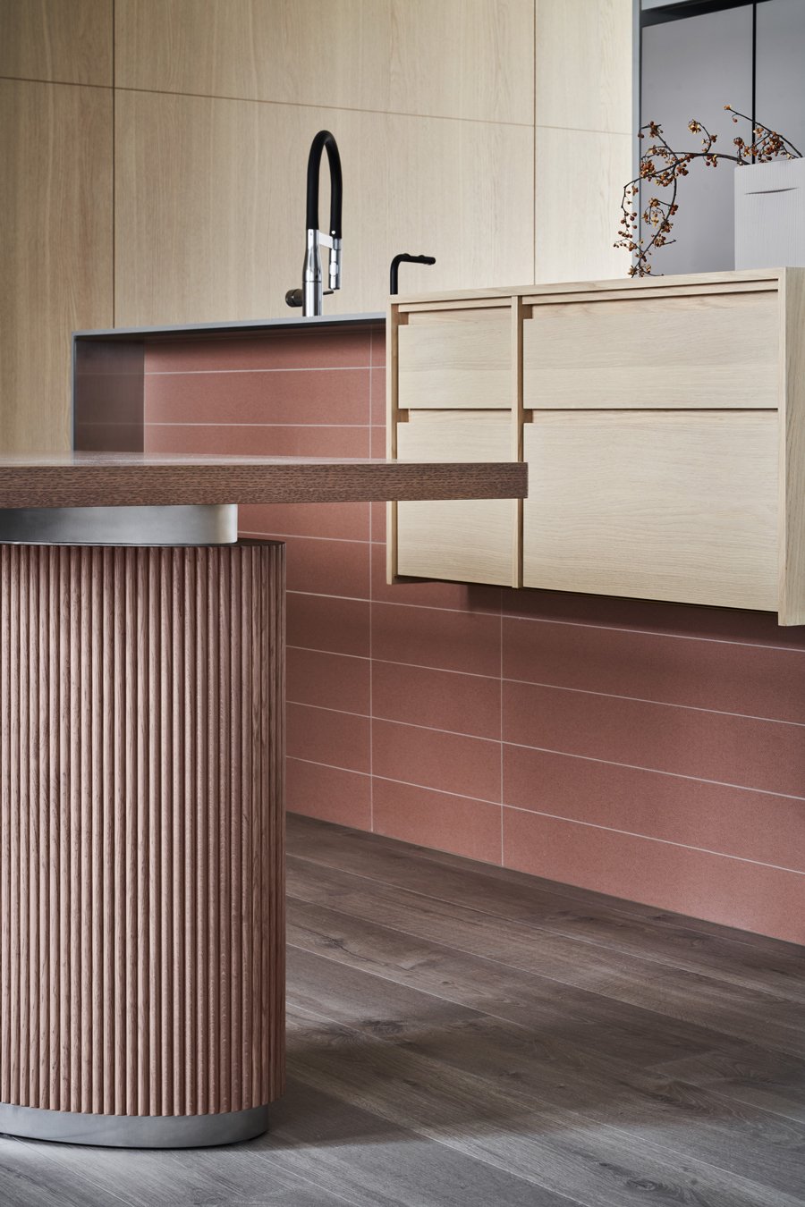 從「有靈魂的餐桌」開始滋養家的故事！用溫和時髦的磚紅色，描繪以餐廚空間為核心的起居光景 — Hey!Cheese-17