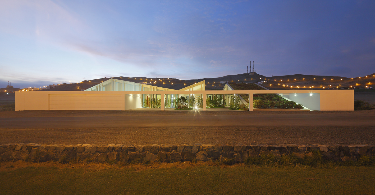 沙漠山丘中的 MW House | 绿意盎然、环境对话的休闲住宅-50