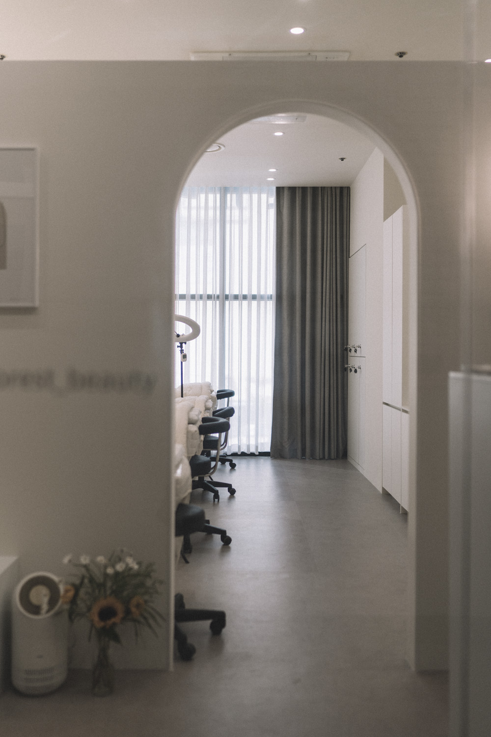 简约时尚 8 平米美妆店设计-12