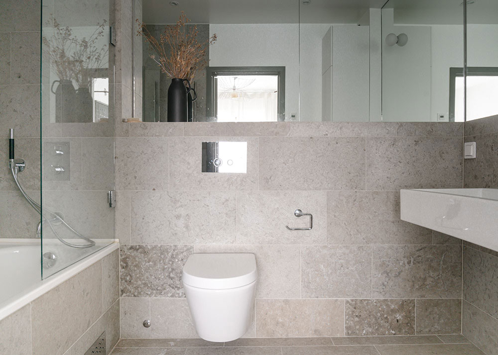 原木与灰色共舞,打造独特斯堪的纳维亚风格公寓-17