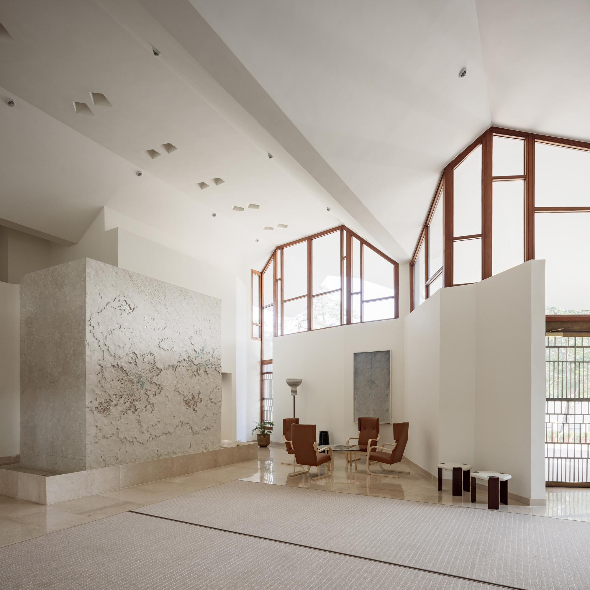 ALA Architects 巧手回春：芬蘭駐印度大使館的修復工程，尊重並延續 Reima 和 Raili Pietilä 原始設計，結合現代化設施與在地元素，讓歷史建築重現光彩 | FAM-28