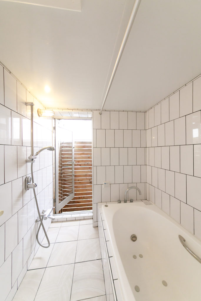 “間”を紡ぐ建築家の自邸自在に姿を変える空間が暖かなコミュニティを育む | Style of Life | 100%LiFE-23