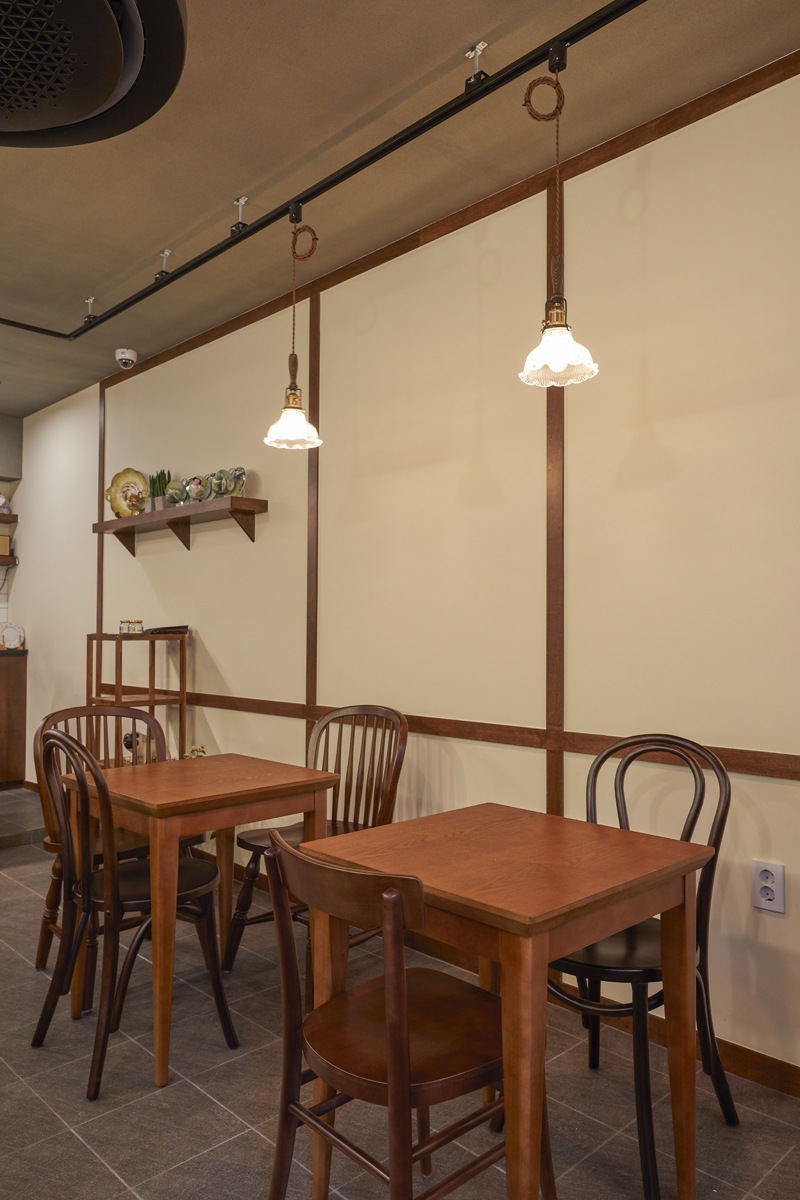 12 坪极简咖啡厅，温馨氛围中的白色与木质元素-11