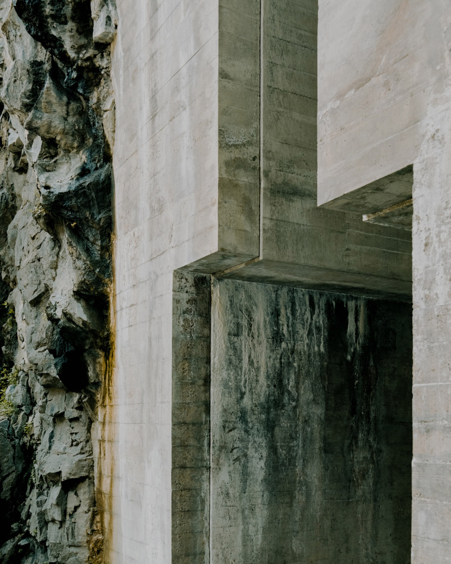 嵌入山岩的瑞士城堡入口-15