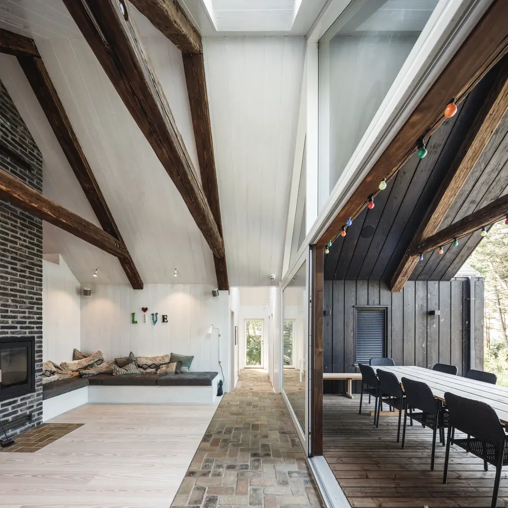 丹麦环保小屋 | 旧木重生，海景尽收眼底-5