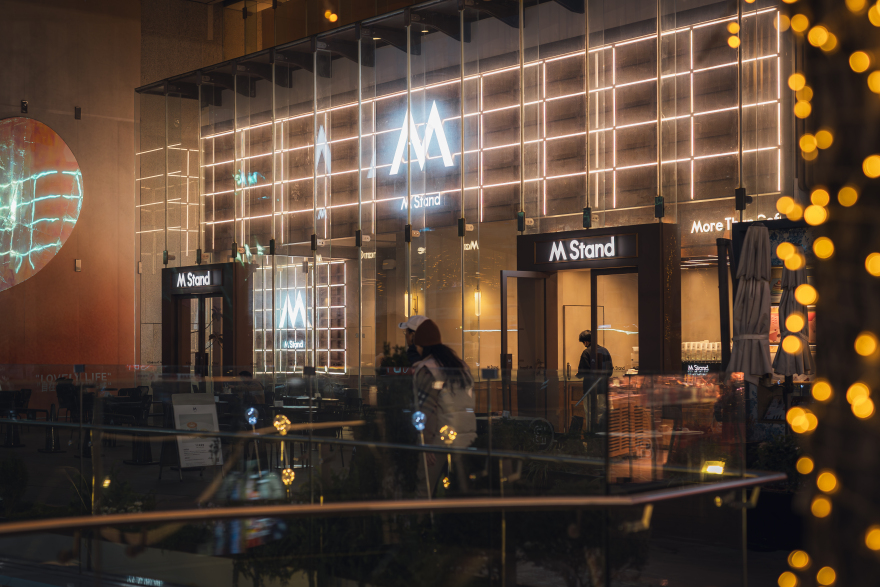 M stand任禾(注:RENHE像是拼音,可能是特定名称,结合前面的品牌名推测为品牌相关的特定称呼,若RENHE有特定含义,可补充更多信息以便更精准翻译) 丨中国成都丨STILL YOUNG-1