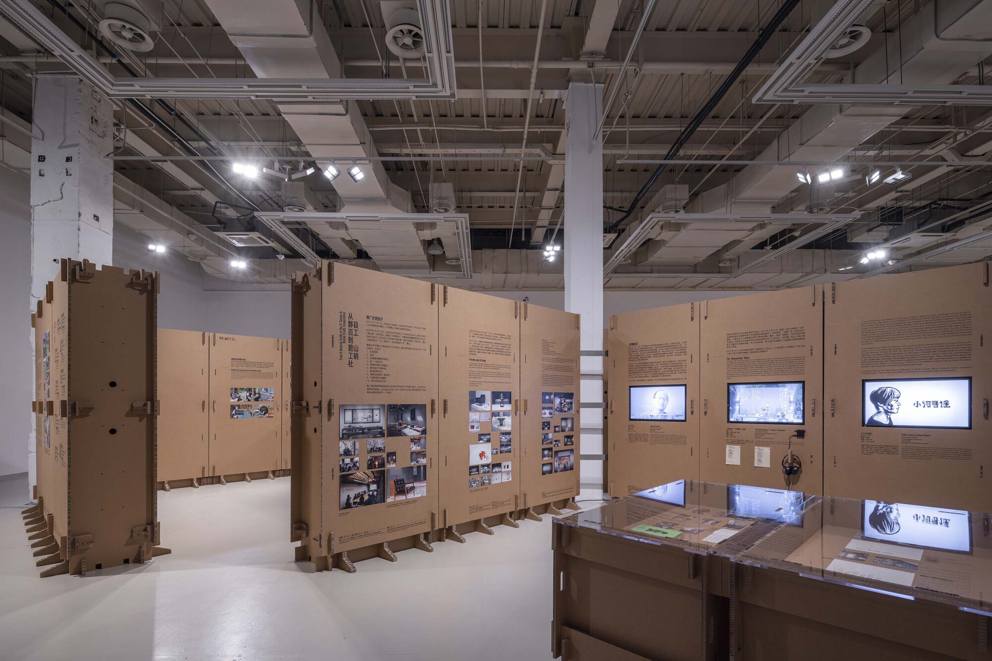 Exhibition Space Formed by Corrugated Cardboards / LUO studio-36