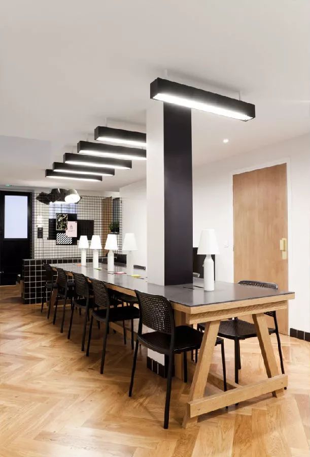 咖啡馆装修设计的黑白格调-5