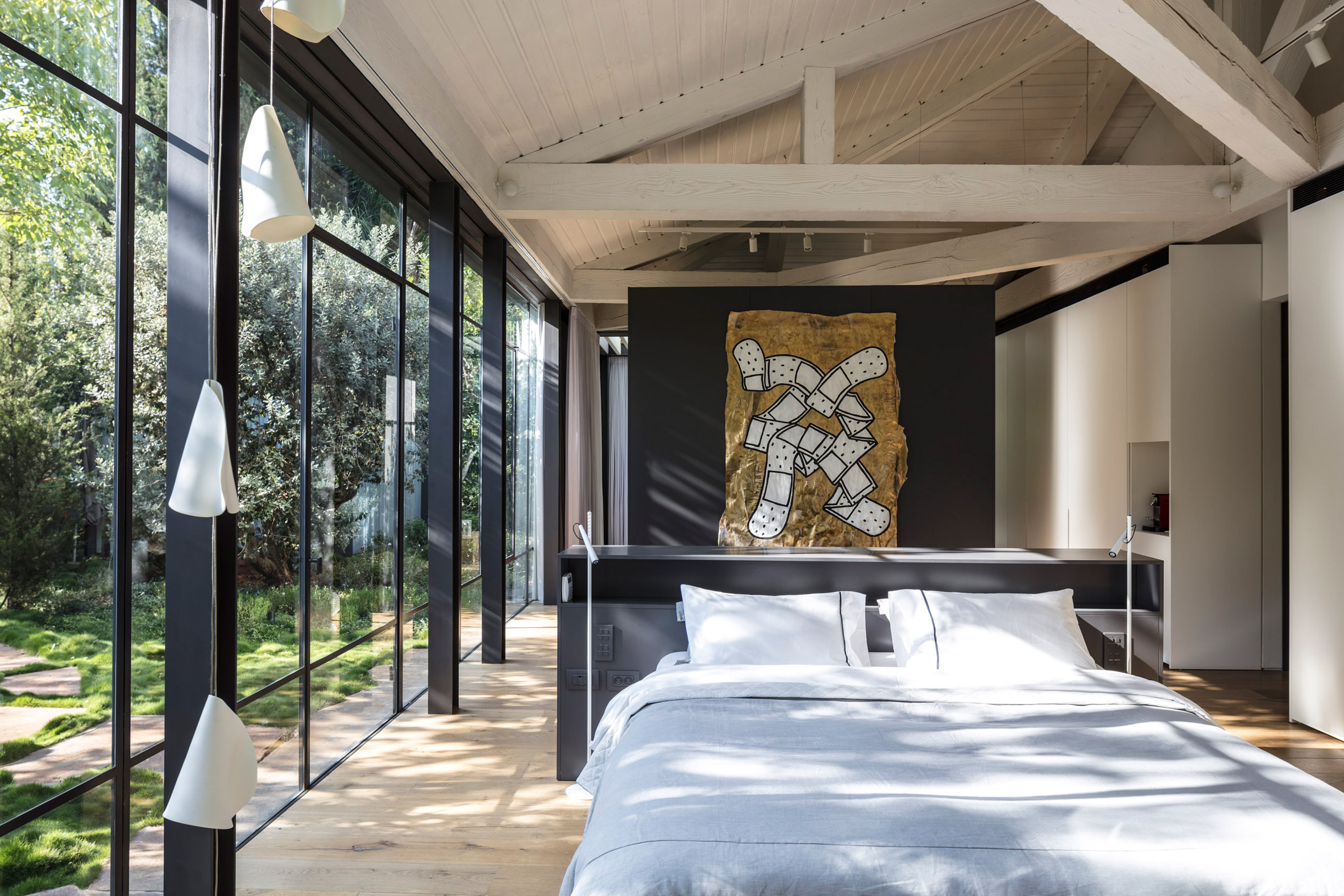 Glass walls and covered walkways intertwine Israeli house and garden-24