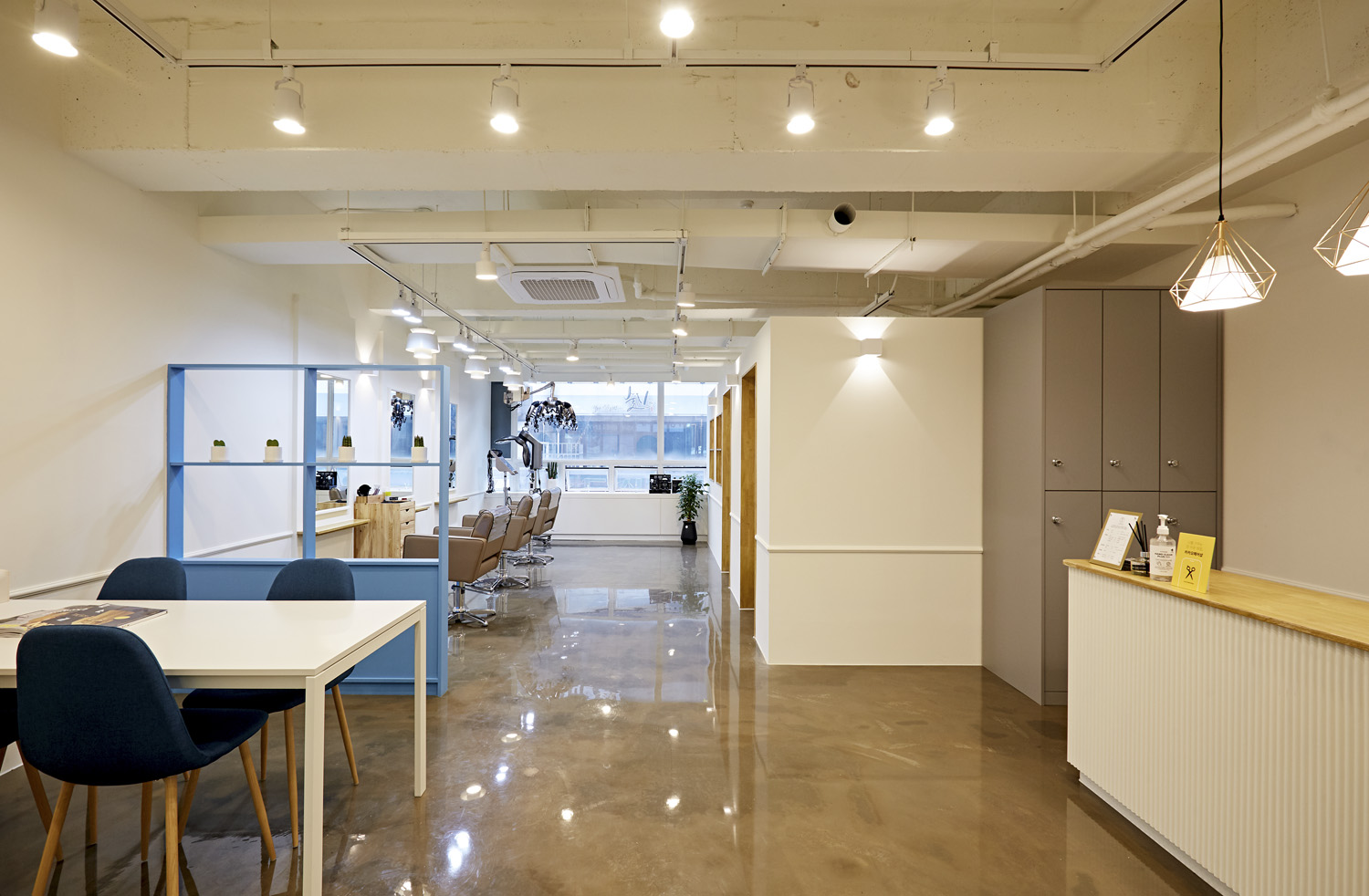 简约清新 15 坪美妆店设计-7