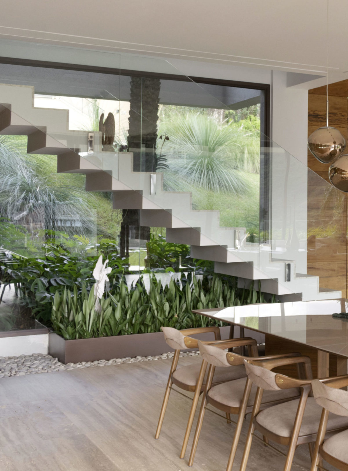 Jardim tropical e integrado à arquitetura em casa mineira - Conexão Decór-14