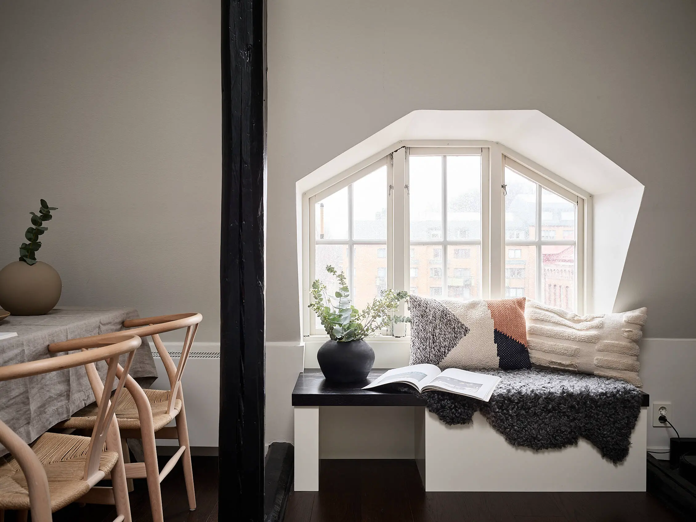 瑞典 1907 年老建筑的现代改造 | 巧妙利用梁柱的 42m2 公寓-3