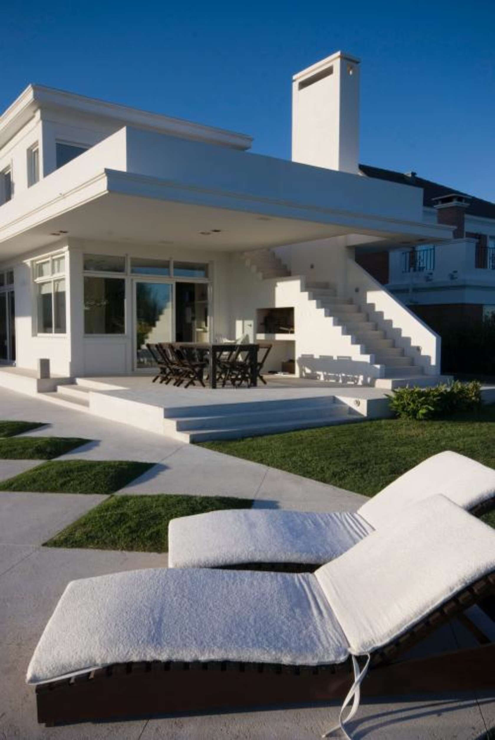 单色调湖畔别墅-29