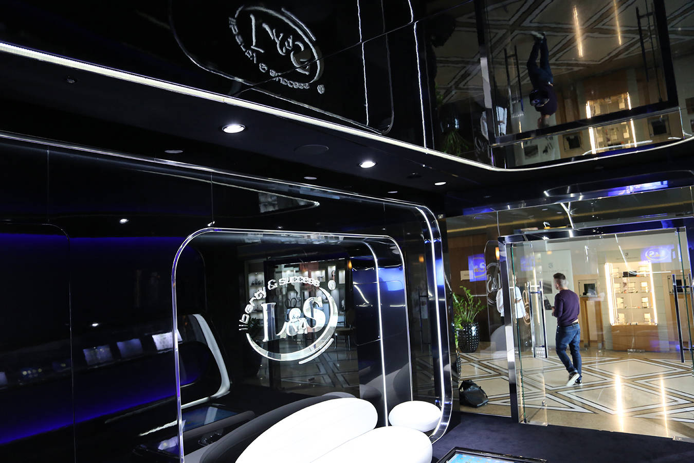 乌克兰科技未来主义展厅设计-37