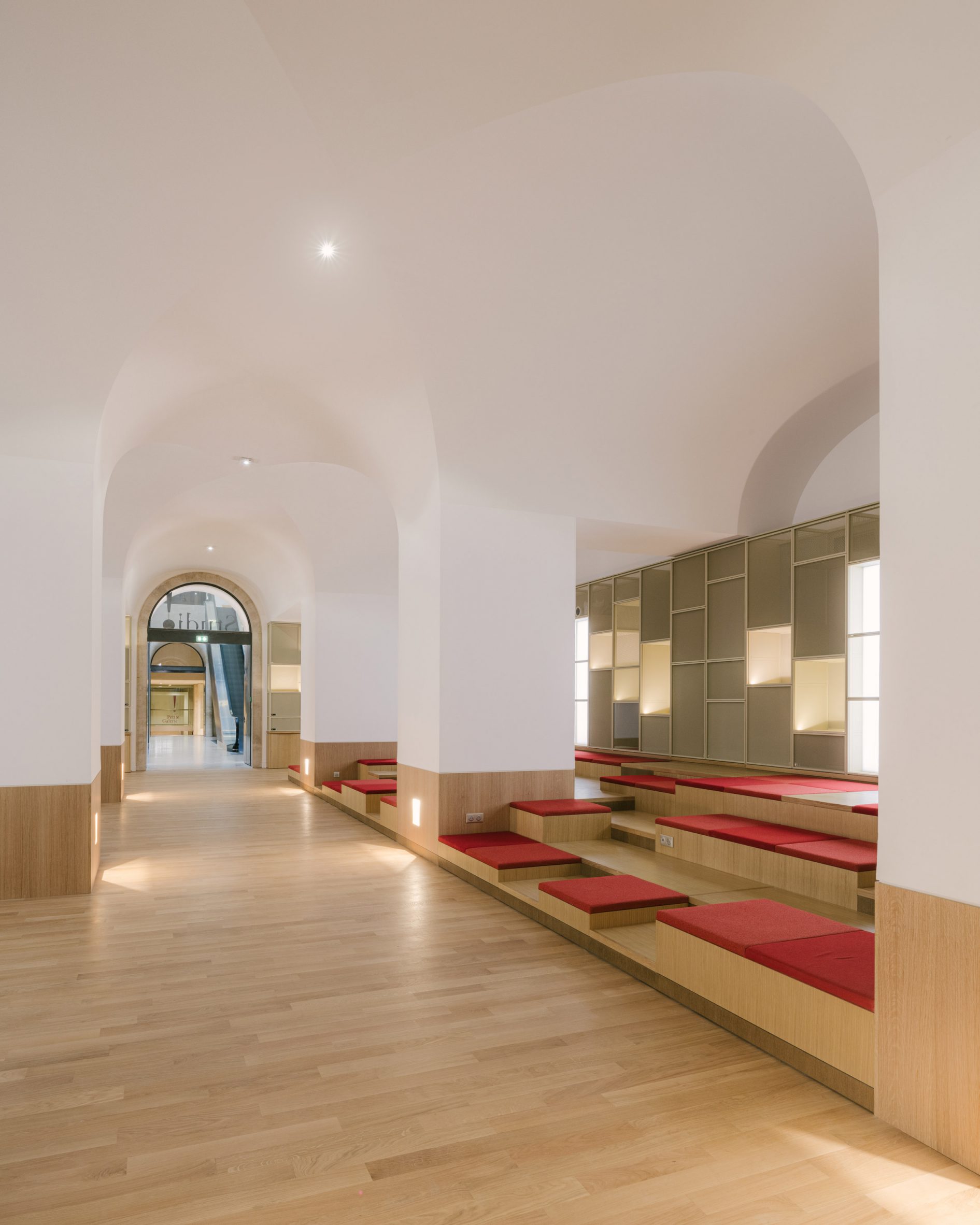 卢浮宫博物馆的彩色艺术工作室-21